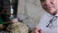 Menyambangi Kendal, Ganjar mampir ke pabrik pengolahan kerupuk rambak alias kerupuk kulit. Ayah satu anak ini juga mengaku ini kerupuk kesukaannya. Foto: instagram @ganjar_pranowo