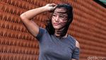 Aksi Crismonita Gotong Sepeda