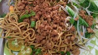 Selain bisa membeli, mie Bangka juga bisa dibuat sendiri di rumah. Lihat saja netizen yang satu ini meracik mie Bangka kering dengan tampilan yang menggoda selera. Foto: Instagram @yulilim7204