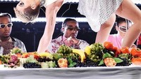 Punya aksi konser yang unik. Katy bernyanyi sambil memperagakan posisi yoga, di atas meja makan penuh dengan buah dan sayuran. Keren! Foto: Instagram @katyperry