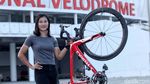 Aksi Crismonita Gotong Sepeda