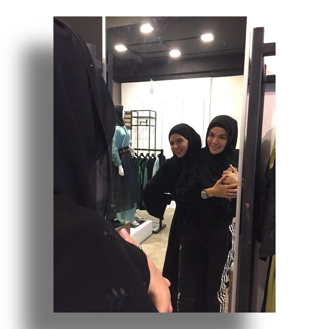 Nikita Mirzani pertama kali belajar berhijab bersama desainer Vivi Zubedi. Kala itu, ia mencoba memakai busana abaya lengkap dengan pashmina hitam khas wanita Arab. Foto: Instagram Nikita Mirzani