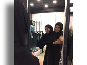 Ketika Nikita Mirzani Diajari Hijab Gaya Arab oleh Desainer Vivi Zubedi