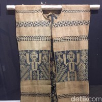 Dari Kalimantan, ada rompi pria yang dihiasi motif orang-orangan dan geometris. Rompi bernama baju pilih ini diperkirakan dibuat pada abad ke-20. (Foto: Daniel Ngantung/Wolipop)