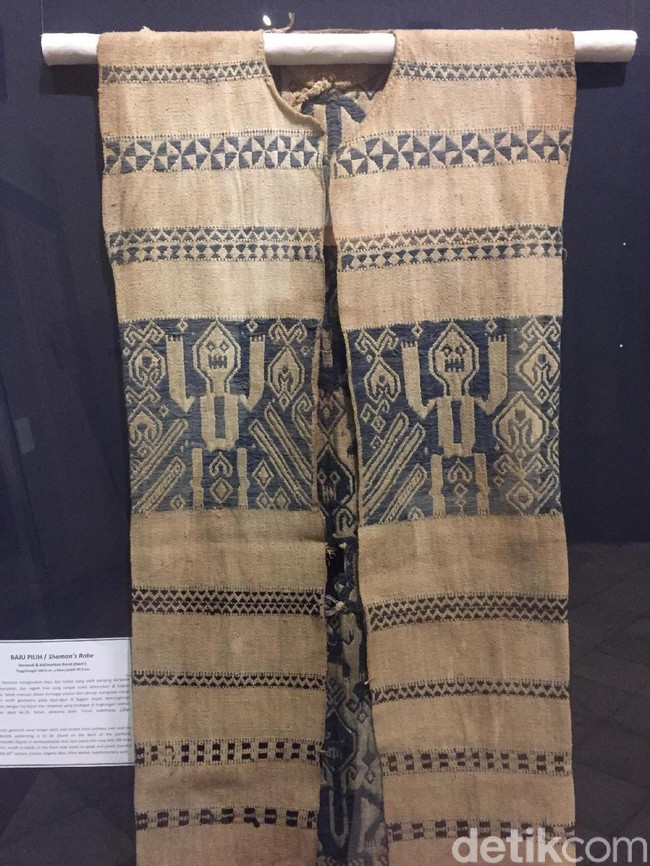 Dari Kalimantan, ada rompi pria yang dihiasi motif orang-orangan dan geometris. Rompi bernama baju pilih ini diperkirakan dibuat pada abad ke-20. (Foto: Daniel Ngantung/Wolipop)
