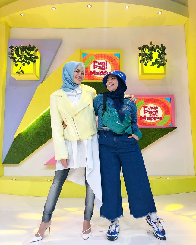 Penampilan Nikita Mirzani berhijab pertama di depan publik adalah saat ia menjadi host di acara Pagi-Pagi Pasti Happy. Kala itu ia memakai jaket kuning dipadukan dengan hijab segi empat biru. Foto: Instagram Nikita Mirzani