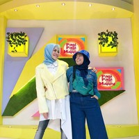 Penampilan Nikita Mirzani berhijab pertama di depan publik adalah saat ia menjadi host di acara Pagi-Pagi Pasti Happy. Kala itu ia memakai jaket kuning dipadukan dengan hijab segi empat biru. Foto: Instagram Nikita Mirzani