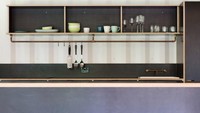 Dapur yang apik berada di ruang utama rumah. Istimewa/Simon Whitbread/Inhabitat.