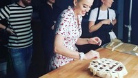 Dalam rangka merilis lagu terbarunya, Katy membagikan resep Cherry Pie buatannya, yang digemari banyak orang. Foto: Instagram @katyperry