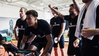 Dele Alli sedang menggunakan cycling fitness untuk menjaga staminanya tetap terjaga. (Instagram/dele)
