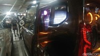 Pada bagian eksterironya, Ari punggawa bengkel Dewi Sri di Bali ini mengubah sistem buka pintu depan, dan belakangnya.