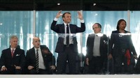 Macron tampak memberikan standing ovations untuk timnya. Sementara itu Raja Philippe masih duduk di bangkunya. Foto: Toru Hanai/RUTERS