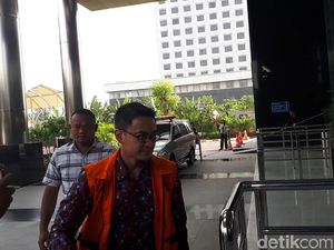 Jadi Tersangka 2 Kasus Korupsi, Zumi Zola Diam Masuk KPK