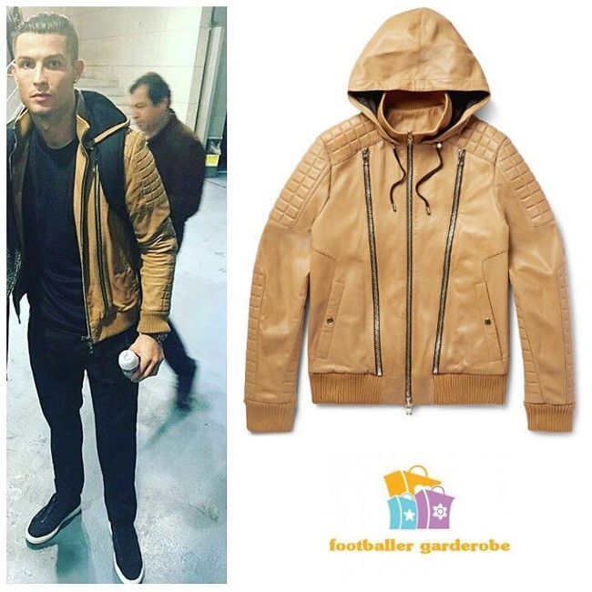 Barang fashion mahal milik Ronaldo lainnya adalah jaket. Jaket kulit Balmain berwarna cokelat ini salah satunya. Jaket tersebut harganya US$ 2.362 atau sekitar Rp 34 juta. Foto: Instagram/footballergarderobe