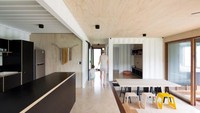 Lantai kayu rumah ini membuatnya terlihat lebih modern. Istimewa/Simon Whitbread/Inhabitat.