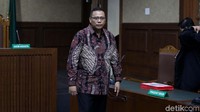 Atas perbuatannya, keduanya dijerat dengan Pasal 2 ayat 1 huruf a atau Pasal 3 Undang-Undang Nomor 31 Tahun 1999 tentang Pemberantasan Tindak Pidana Korupsisebagaimana telah diubah dengan Undang-Undang Nomor 20 Tahun 2001 Juncto Pasal 55 ayat 1 ke-1 KUHPidana.