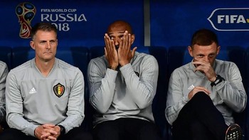 Wah, mungkin Thierry Henry mau teriak GOL! waktu Prancis membobol gawang Belgia. Tapi dia baru ingat kalau sedang di bench Belgia sebagai staf pelatih. Foto: Istimewa