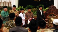 Turut mendampingi Jokowi dalam penyerahan mushaf tersebut yakni Menag Lukman Hakim Saifuddin, Utusan Khusus Presiden untuk Dialog dan Kerja Sama Antar Agama dan Peradaban (UKP-DKAAP) Din Syamsuddin, Ketum PBNU Said Aqil, dan Kim Yew.