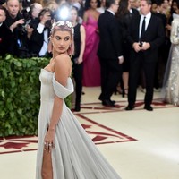 Penampilan di Met Gala 2018 yang mencuri atensi. Hailey tampil playful dengan rambut pink dan mahkota bunga. Foto: Dok. Getty Images
