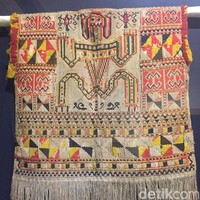 Encounters with Bali: A Collectors Journey, begitu tajuk pameran tersebut, berlangsung mulai hari ini, Rabu (11/7/2018) hingga 5 Agustus mendatang. Dinamai demikian karena Bali menjadi gerbang utama bagi kedua kolektor tersebut untuk berburu kain-kain langka. (Foto: Daniel Ngantung/Wolipop)