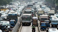 Kebiasaan para pengguna jalan menggunakan jalur busway membuat mereka melakukan putar balik agar tidak di tindak oleh petugas polisi lalu lintas.