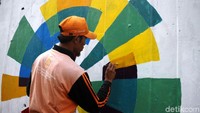 Pasukan Oranye melukis logo Asian Games 2018.