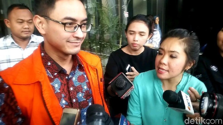 Senyum Zumi Zola Saat Ditanya Soal Terima Gratifikasi Rp 49 Miliar Senyum Zumi Zola Saat Ditanya Soal Terima Gratifikasi Rp 49 Miliar