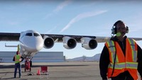 Pesawat ini memiliki panjang 238 kaki, tinggi 50 kaki, dan memiliki enam mesin turbofan dengan perbandingan tinggi. Youtube/Stratolaunch.