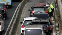 Kendaraan pribadi yang menggunakan jalur busway pun mau tak mau ditindak tilang karena menggunakan jalur busway.