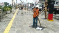 Foto: Sejumlah patung yang menghiasi area pejalan kaki di Kali Besar. Makin banyak spot foto asyik untuk traveler (Randy/detikTravel)