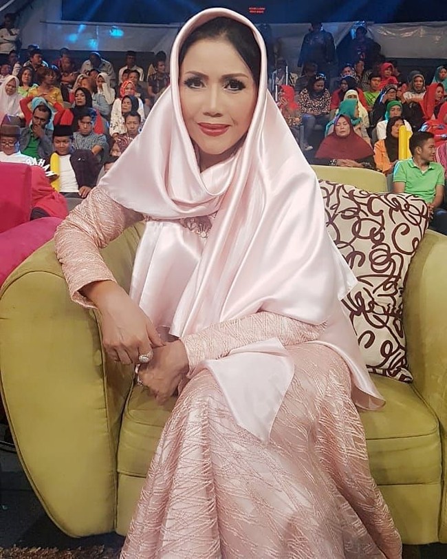 Bagaimana menurutmu dengan penampilan Rita Sugiarto? Tetap menawan dan awet muda ya di usia 50-an?Foto: dok. Instagram @ritsu1909