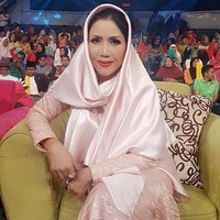 Bagaimana menurutmu dengan penampilan Rita Sugiarto? Tetap menawan dan awet muda ya di usia 50-an?Foto: dok. Instagram @ritsu1909