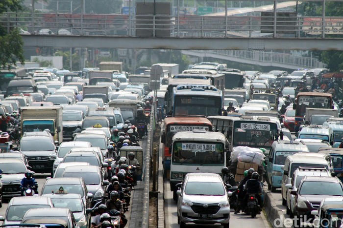 Kemacetan menjadi bagian dari kehidupan kota Jakarta. Salah satunya Jalan Matraman di Jakarta Pusat yang macet parah akibat penertiban jalur busway.