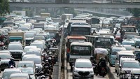 Tak memperdulikan pengendara lainnya, para pengguna jalan ini nekat putar balik demi tidak ditilang polisi.