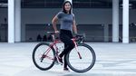 Aksi Crismonita Gotong Sepeda