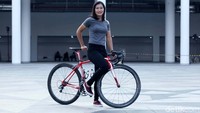 Semangat lain dibawa Crismonita secara pribadi untuk terus berlatih. Tanpa perlu mengeluarkan biaya menjadi member pusat kebugaran, Crismon malah dapat bayaran berupa uang saku untuk berolahraga setiap hari.