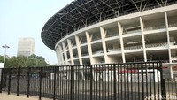 Hanya terlihat beberapa pekerja dan masyarakat yang berolahraga di luar SUGBK.