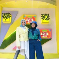 Di hari pertamanya berhijab, Niki memakai busana kasual dengan jaket kuning. Ia pun sempat berkonsultasi dengan desainer Vivi Zubedi untuk menemukan gaya hijab yang pas. Foto: Instagram