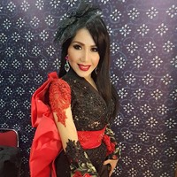 Kerap kali tampil di acara televisi, membuat Rita sering memakai riasan bold dengan perona bibir bernuansa merah. Foto: dok. Instagram @ritsu1909