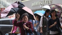 Untuk mengantisipasi korban akibat topan super Maria pemerintah Taiwan memerintahkan agar sekolah-sekolah diliburkan dan kawasan bisnis ditutup lebih awal pada Selasa (10/7/2018) waktu setempat. Eason Lam/Reuters.