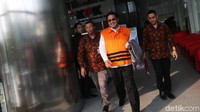 Mustofawiyah keluar gedung KPK usai menjalani pemeriksaan, Rabu (11/7/2018).
