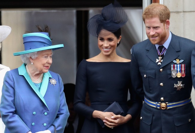 Gaun Meghan datang dari rumah mode Dior. Gaun tampak serupa dengan gaun putih Givenchy yang ia pakai di hari pernikahannya, dengan kerah boatneck yang memberi kesan leher lebih jenjang. Foto: Dok. Getty Images