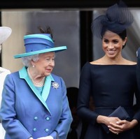 Gaun Meghan datang dari rumah mode Dior. Gaun tampak serupa dengan gaun putih Givenchy yang ia pakai di hari pernikahannya, dengan kerah boatneck yang memberi kesan leher lebih jenjang. Foto: Dok. Getty Images