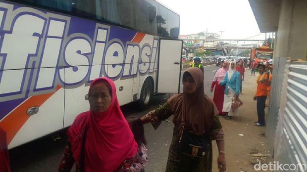 Bus Rombongan Ziarah Nyangkut di Jembatan Matraman, Lalin Macet