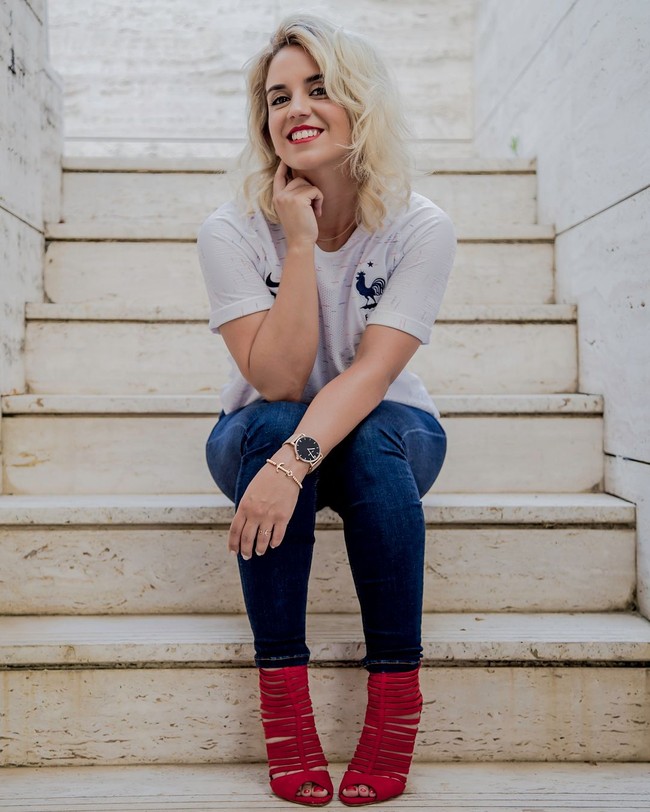 Sosok Erika diketahui memiliki gelar sarjana psikologi dan sempat menjadi psikolog anak. Dia kemudian dikenal sebagai beauty blogger. Sayang ketika hubungan cintanya dengan Griezmann terkuak ke publik pada 2014, blognya Cordialmente Erika harus ditutupnya karena diserbu fans sang suami. Foto: Instagram, Facebook