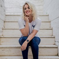 Sosok Erika diketahui memiliki gelar sarjana psikologi dan sempat menjadi psikolog anak. Dia kemudian dikenal sebagai beauty blogger. Sayang ketika hubungan cintanya dengan Griezmann terkuak ke publik pada 2014, blognya Cordialmente Erika harus ditutupnya karena diserbu fans sang suami. Foto: Instagram, Facebook