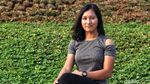 Aksi Crismonita Gotong Sepeda