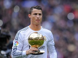 Bersama Madrid, Ronaldo menegaskan dirinya sebagai salah satu yang terbaik di dunia lewat gelar Ballon dOr. Ini adalah saat dia dianugerahi Ballon dOr untuk kali pertama sebagai pemain Madrid. (Foto: Denis Doyle/Getty Images)