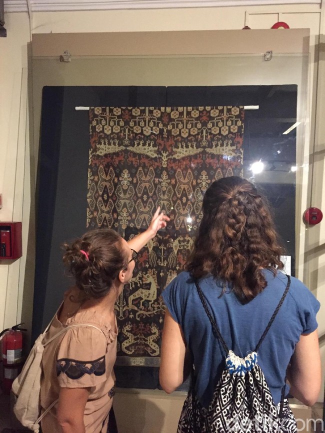 Pameran menampilkan 63 wastra Indonesia dengan dominasi tenun yang merupakan hasil perburuan kedua kolektor tersebut selama 30 tahun. Beberapa di antaranya berusia ratusan tahun. (Foto: Daniel Ngantung/Wolipop)