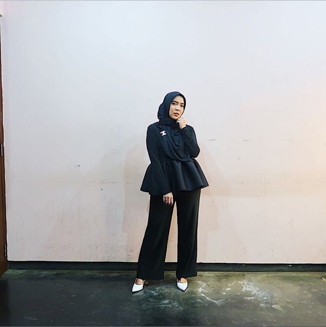 Fitrop juga tak mau ketinggalan tren bros yang sedang hits di kalangan hijabers. Saat ia memakai blouse polos, sebuah bros Chanel yang sedang hits mempermanis penampilannya. Foto: Instagram/fitrop